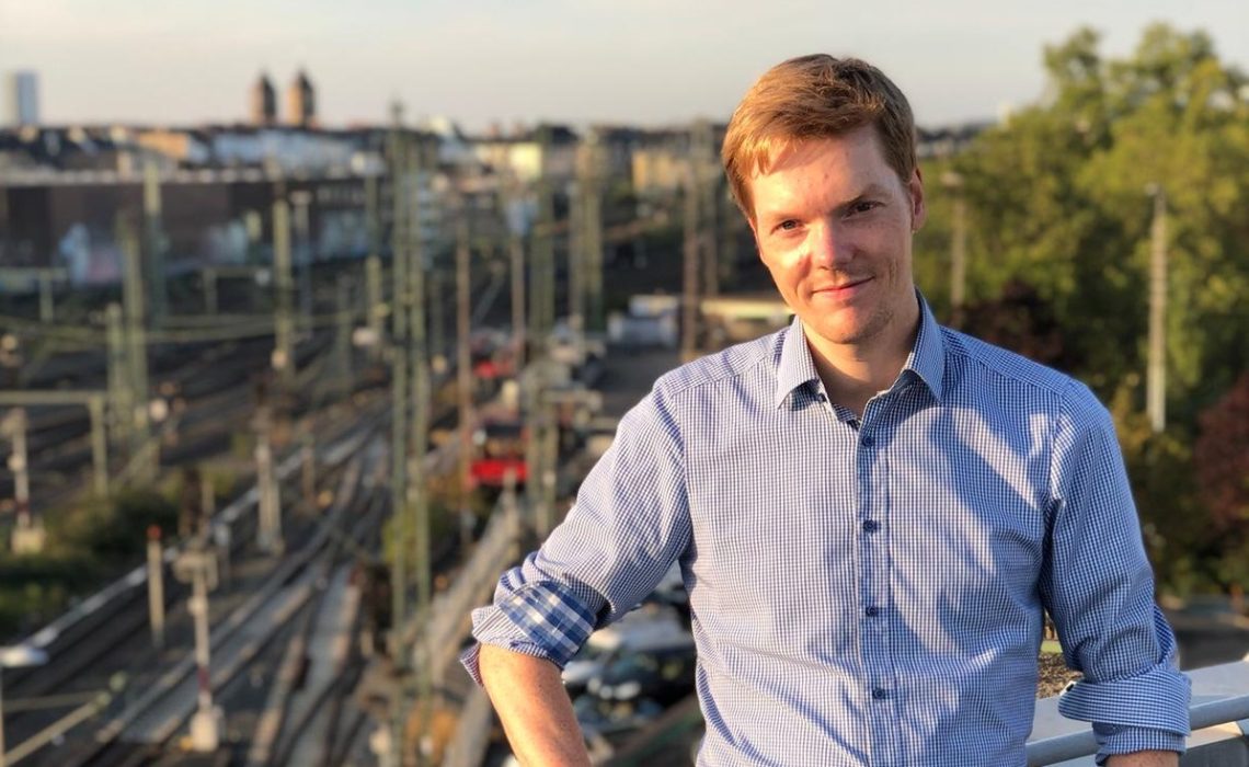 Andreas Schroeder vor Bahnanlage Düsseldorf Hbf 1 Querausschnitt
